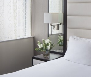 Room, 1 Queen Bed | Premium bedding, pillowtop beds, in-room safe, desk - Park South Hotel, part of JdV by Hyatt (New York)
