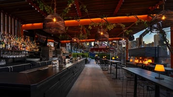 3 bar/ruang istirahat, bar koktel, bar atas bumbung