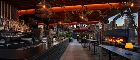 3 bars/lounges, cocktail bar, rooftop bar