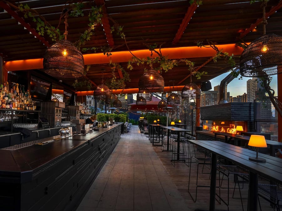 3 bars/lounges, cocktail bar, rooftop bar