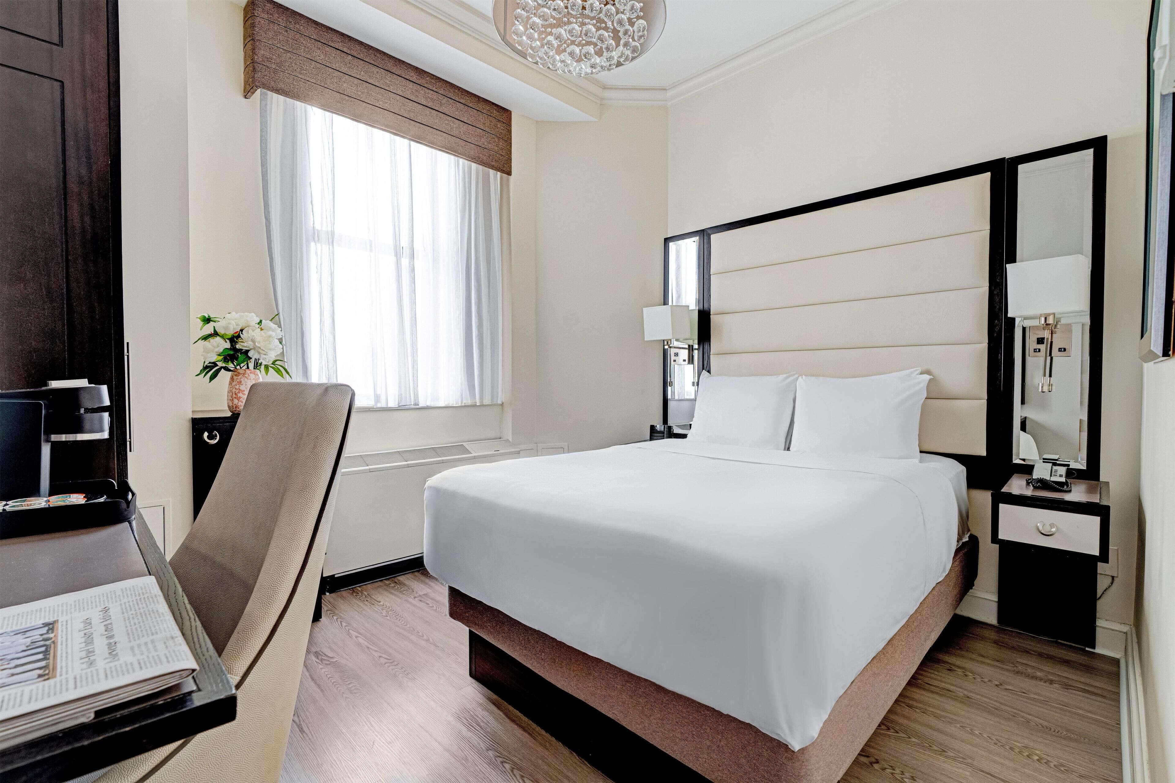 Room, 1 Queen Bed | Premium bedding, pillowtop beds, in-room safe, desk