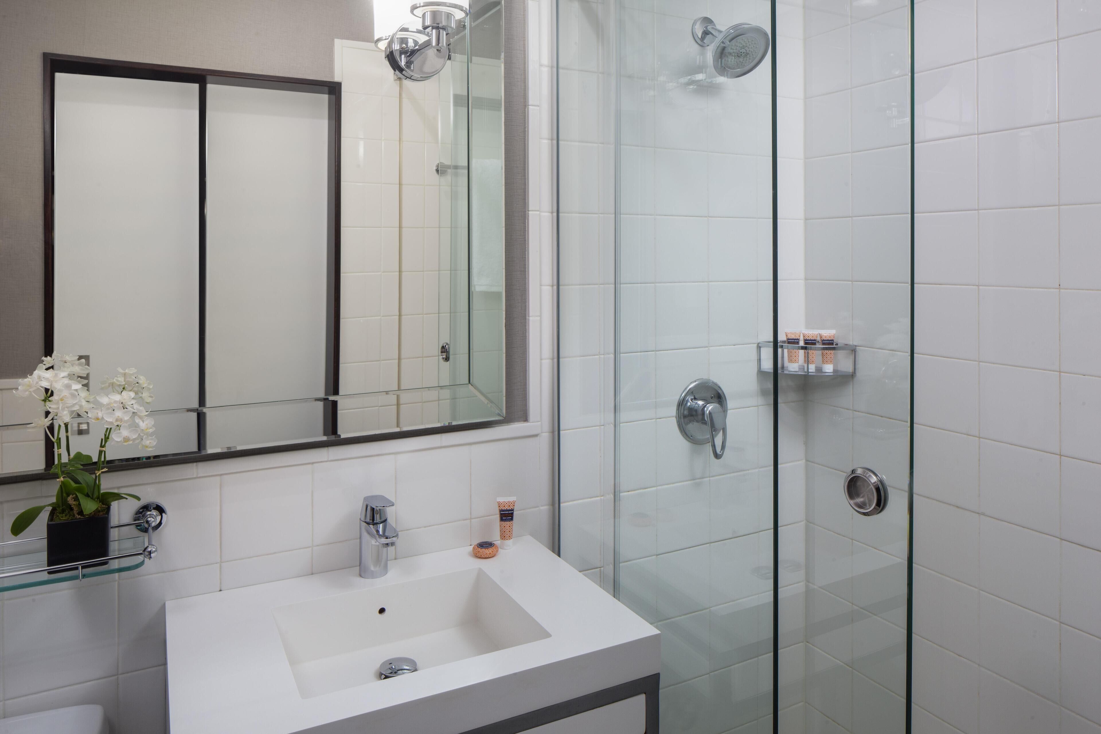 Rom, 1 dobbeltseng | Bad | Designertoalettartikler, hårføner, badekåper og håndklær