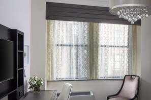 Chambre, 1 très grand lit | Literie de qualité supérieure, surmatelas