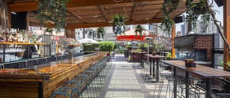 3 bars/lounges, cocktail bar, rooftop bar