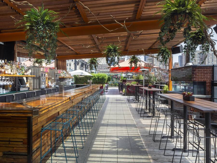 3 bars/lounges, cocktail bar, rooftop bar