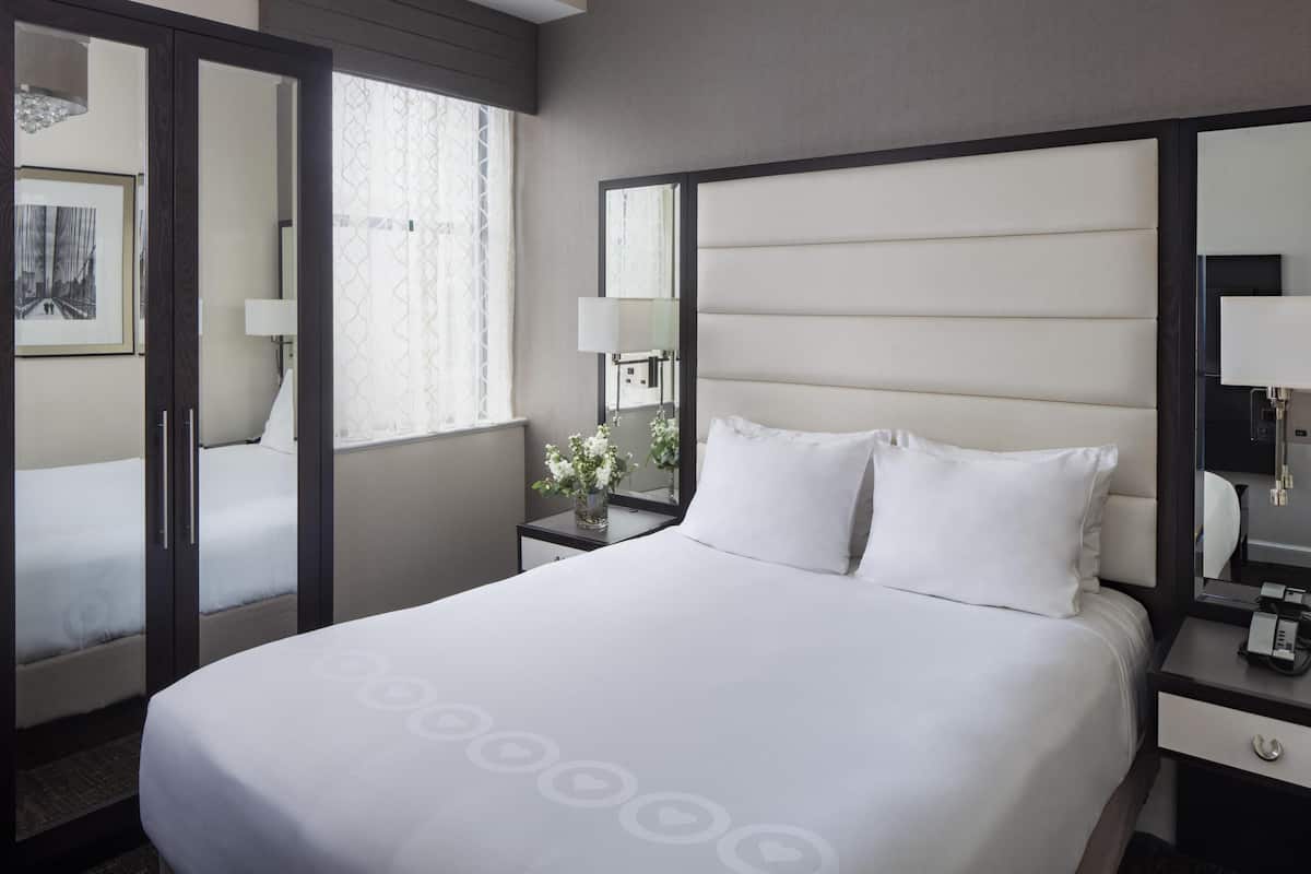 Zimmer, 1 Doppelbett | Hochwertige Bettwaren, Pillowtop-Betten, Zimmersafe, Schreibtisch