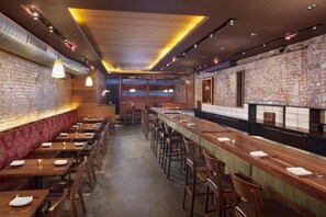 2 restaurants, dinner served