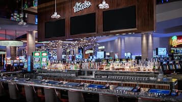 5 Bars/Lounges, 2 Poolbars
