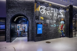 10 restaurants, breakfast, lunch served; local and international cuisine