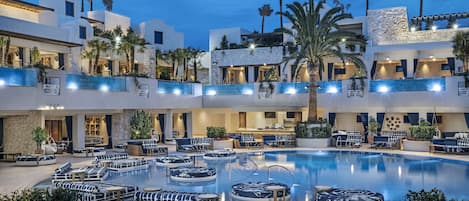 Seasonal outdoor pool, pool cabanas (surcharge), pool loungers