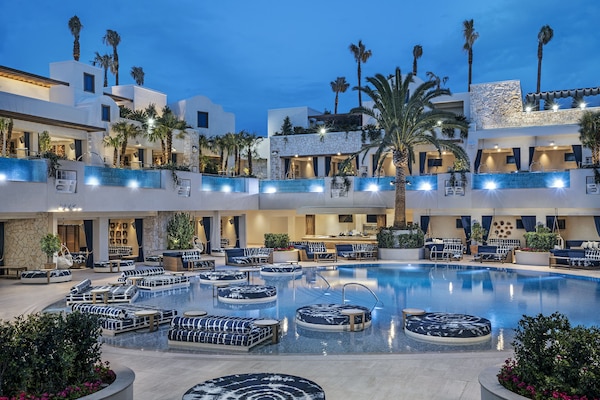 Sesongbasert utendørsbasseng, bassengtelt (mot betaling) og solsenger