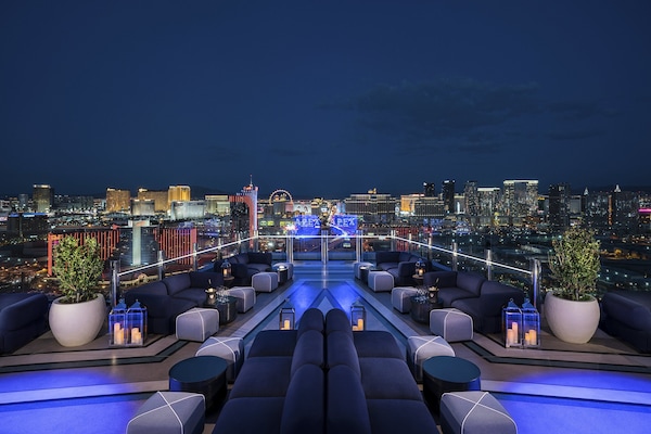 5 bars/lounges, 2 poolside bars