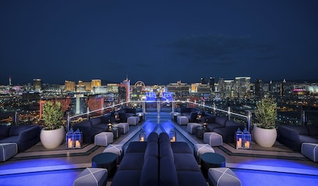 5 bars/lounges, rooftop bar