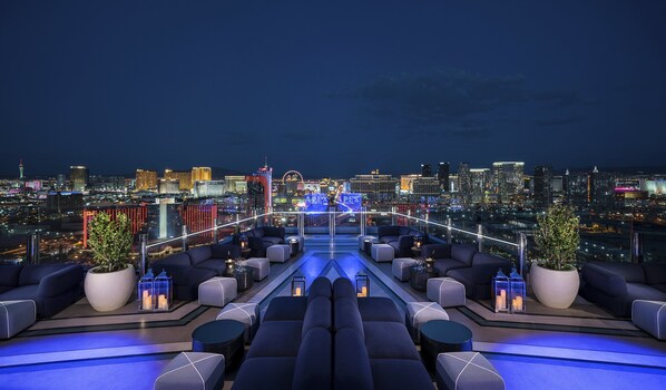 5 bares o lounges, 2 bares junto a la alberca 