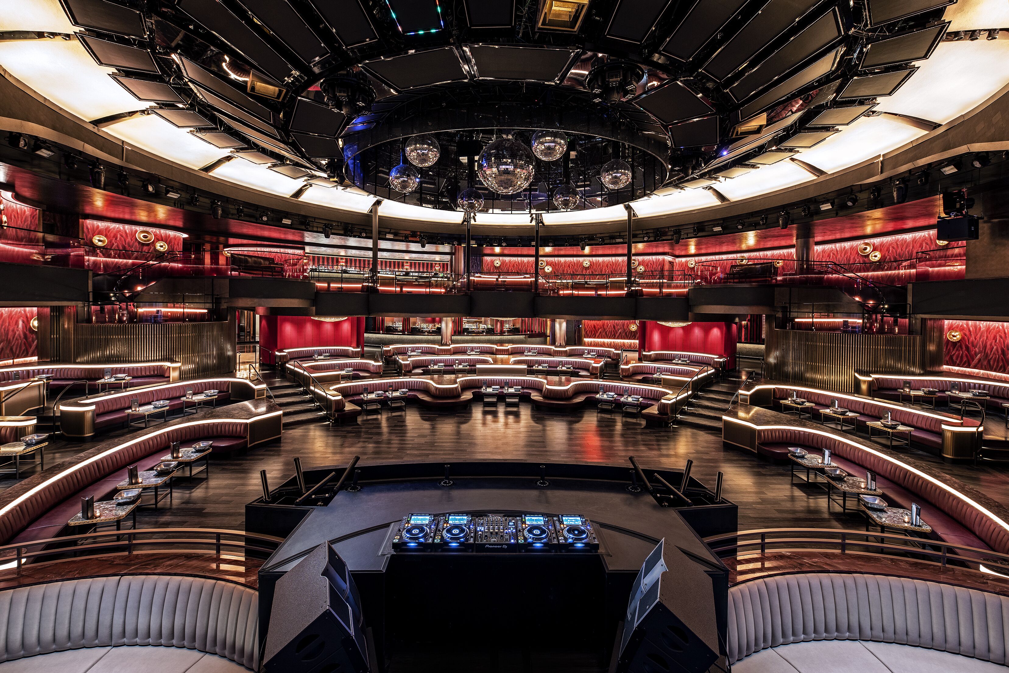 Ein geräumiges, modernes Theater mit abgestuften Sitzplätzen und einer zentralen Bühne.