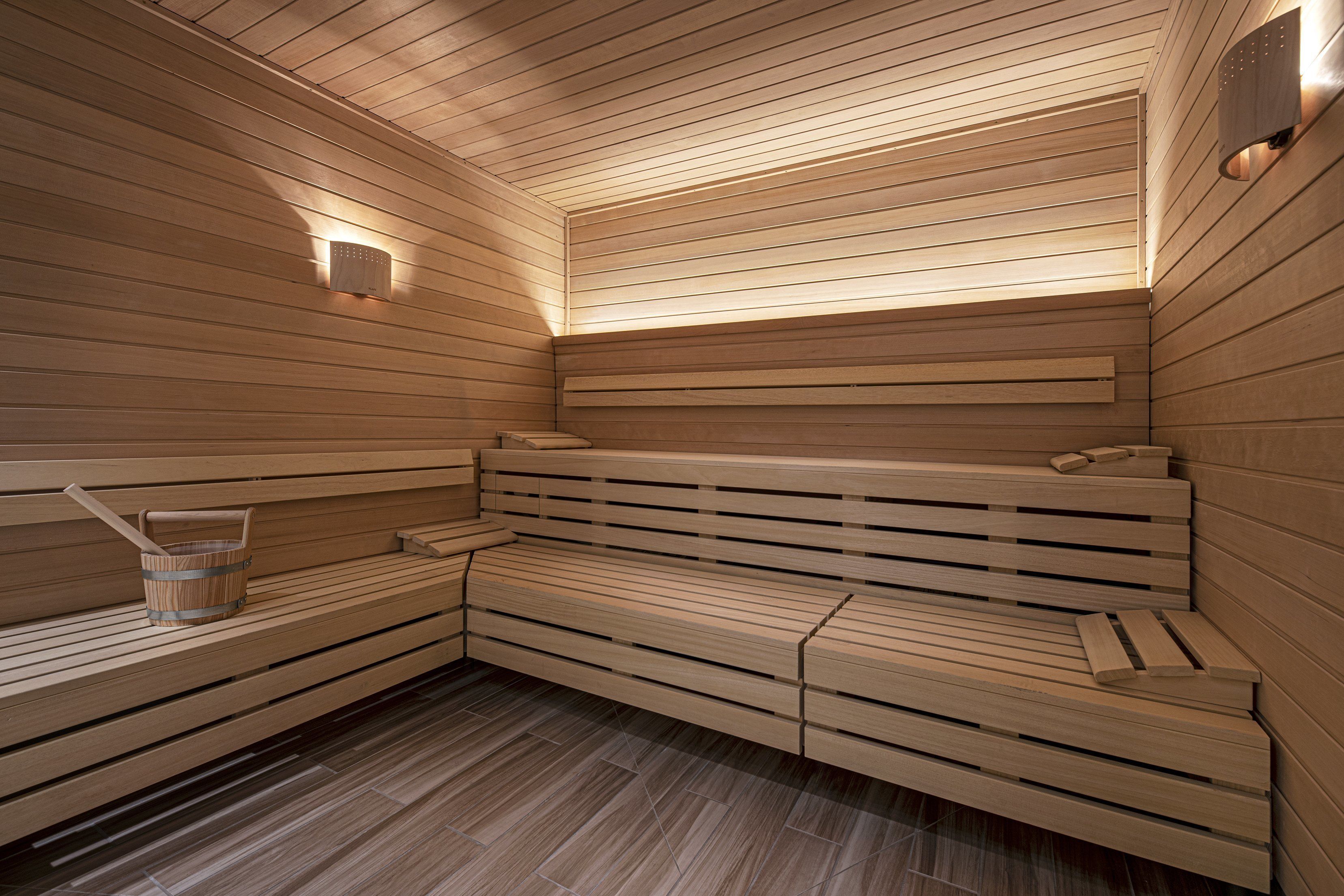Una sauna con bancos de madera y suelo de madera.