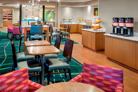 Petit déjeuner buffet compris tous les jours. Willow Grove Inn