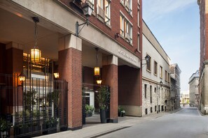Front of property - AC Hotel by Marriott Old Montreal (Montreal)