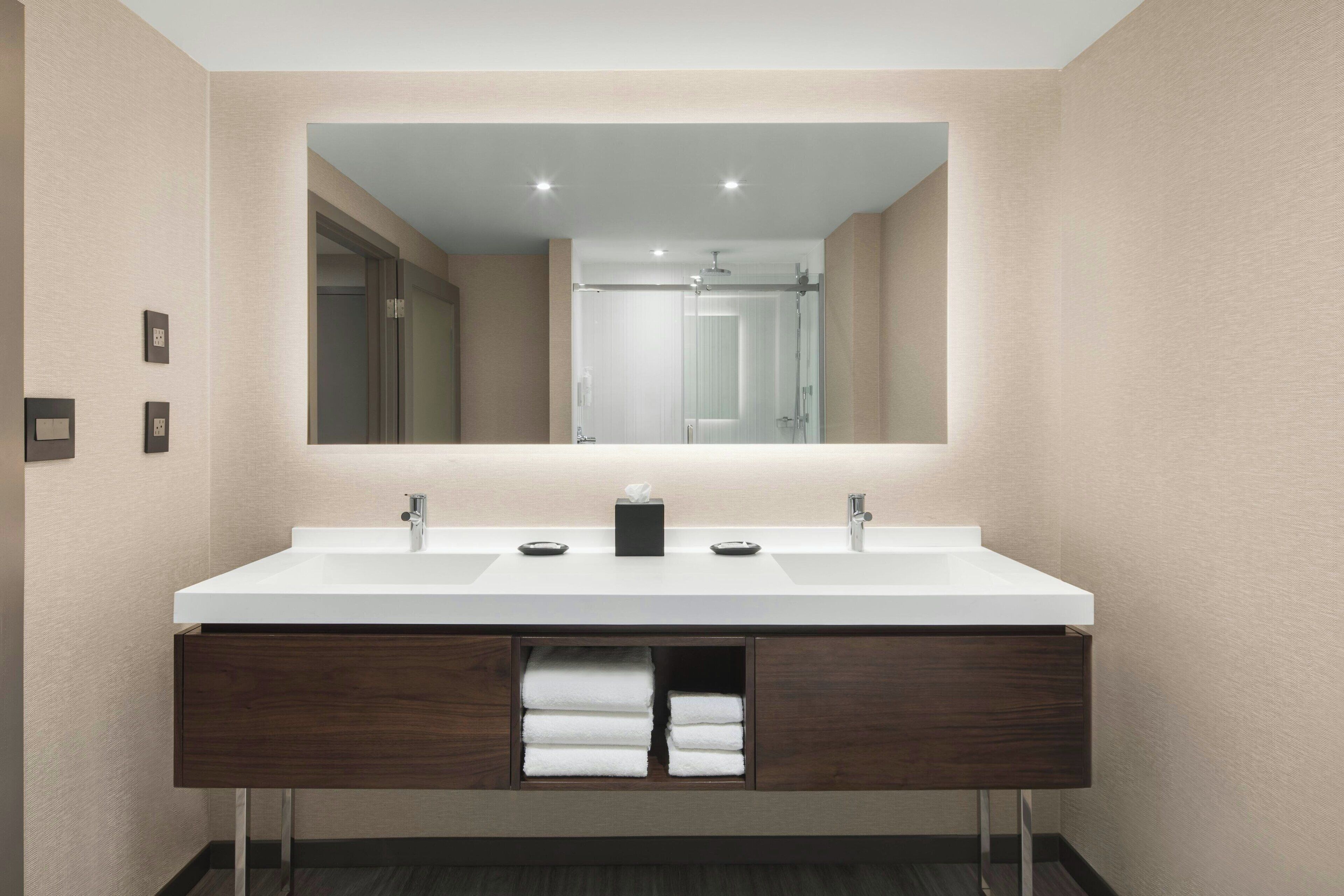 Suihku, hiustenkuivaaja, pyyhkeet, saippua