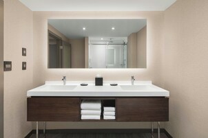 Ducha, secador de pelo, toallas, jabón