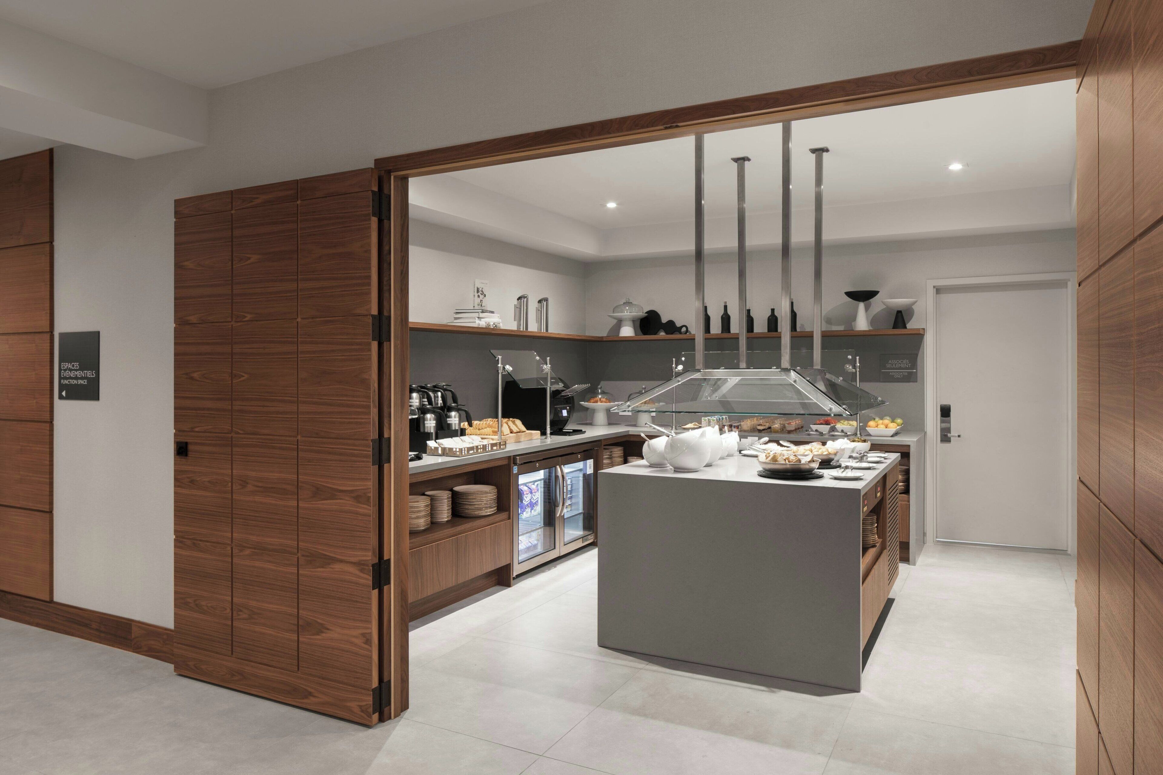 Frokost og middag serveres, spanske retter