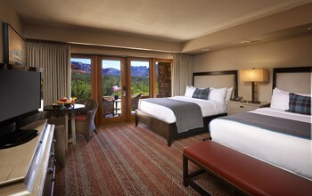 Hypo-allergenic bedding, blackout drapes, iron/ironing board at Orchards Inn