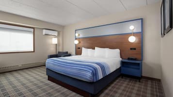 Skrivbord, mörkläggningsgardiner och strykjärn/strykbräda