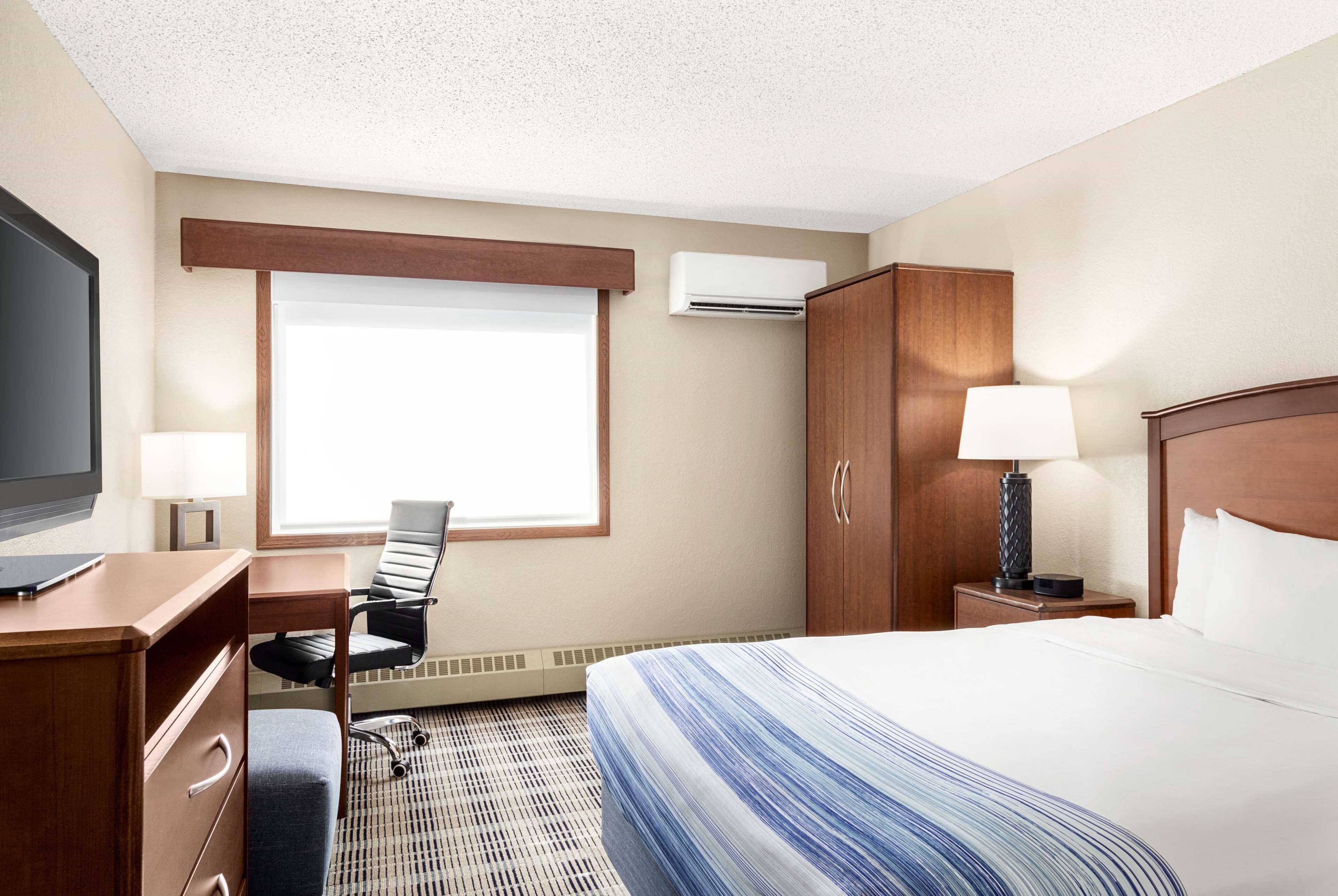 مكتب وستائر تعتيم ومكواة/لوح كي وأسرّة أطفال/رضّع (مجانًا)