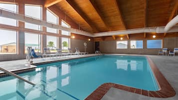 Inomhuspool med öppettider 07.00 till 23.00, och solstolar