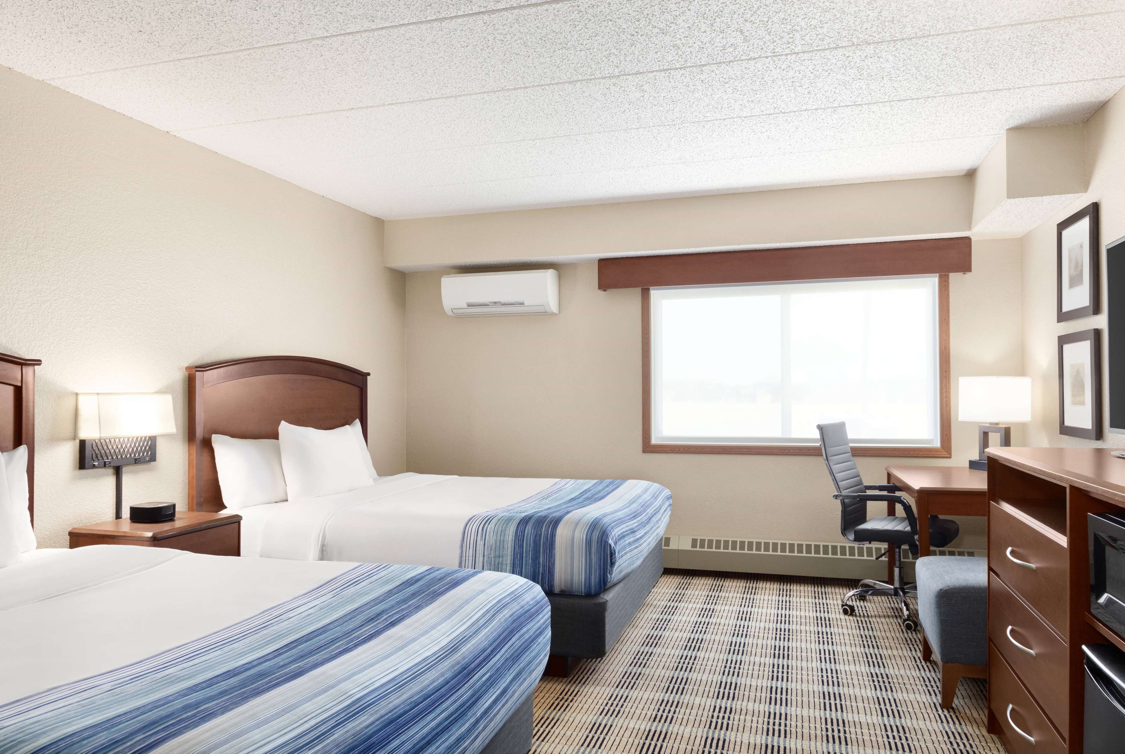 مكتب وستائر تعتيم ومكواة/لوح كي وأسرّة أطفال/رضّع (مجانًا)