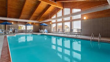 Piscine couverte, accÚs possible de 07 h 00 à 23 h 00, chaises longues