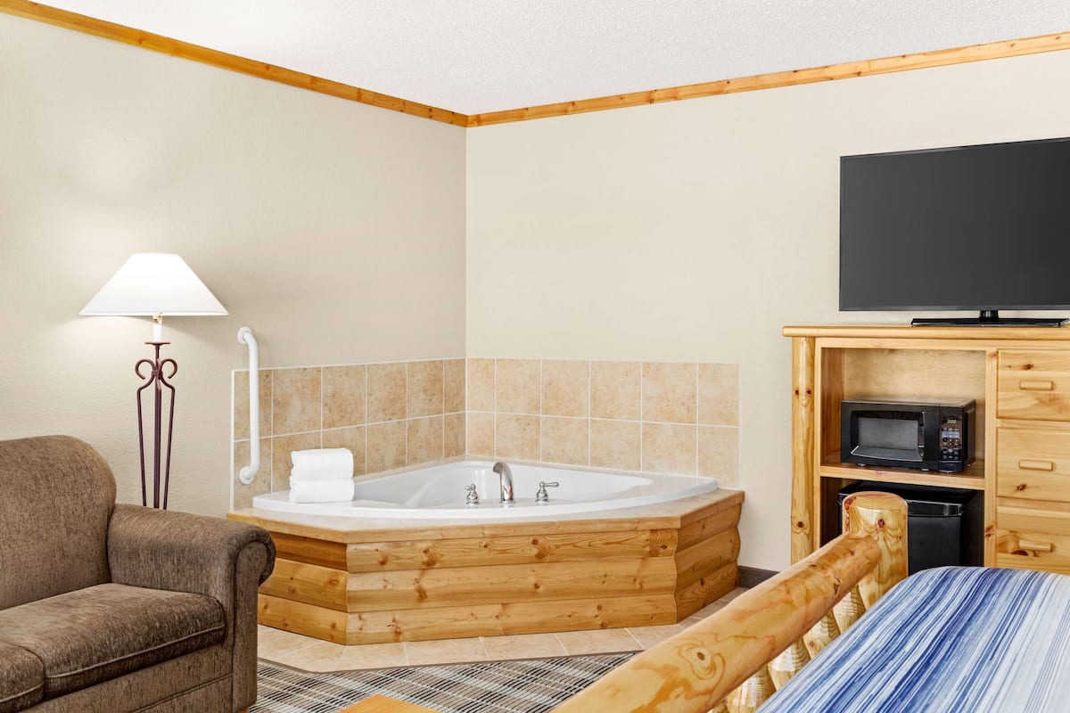 Deluxe Suite, 1 King Bed, Non Smoking (One-Bedroom) | Jetted tub