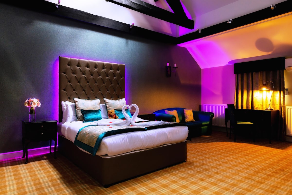 Premium bedding, in-room safe, individually decorated