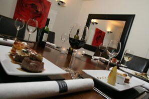 Aperto a colazione, pranzo e cena, cucina britannica 