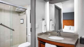 Een bad/douchecombinatie, designer toiletartikelen, een haardroger