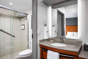 Ensemble douche/baignoire, articles de toilette de luxe, sèche-cheveux