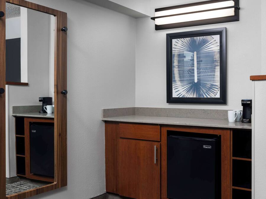 Seprai antialergi, selimut bulu angsa, dan meja kerja