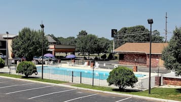 Una piscina al aire libre de temporada