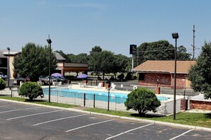 Una piscina al aire libre de temporada