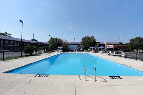 Una piscina al aire libre de temporada. Quality Inn & Suites Millville