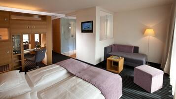 Deluxe-Doppelzimmer, Bergblick | Minibar, Zimmersafe, individuell eingerichtet, Schreibtisch