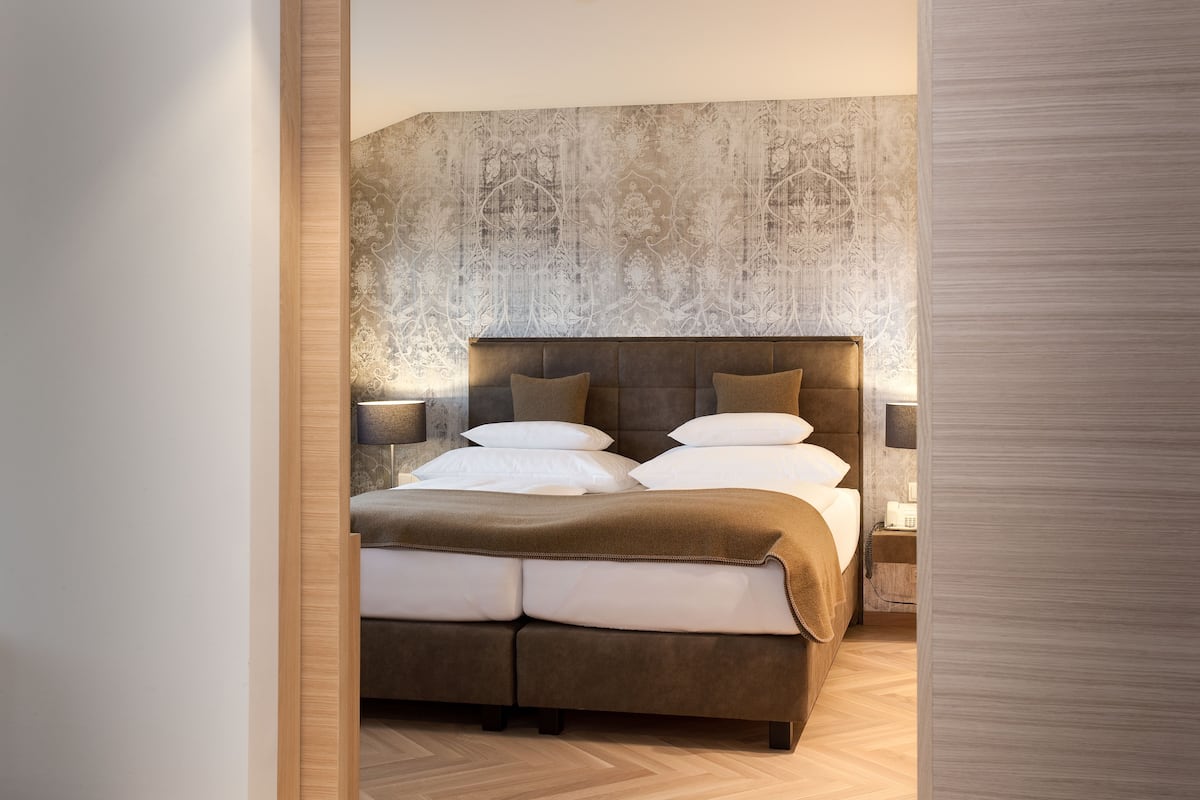 deluxe double room | minibar, in-room safe, individually furnished, desk