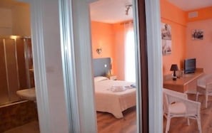 Bureau, fer et planche à repasser, lits bébé (gratuits), Wi-Fi gratuit