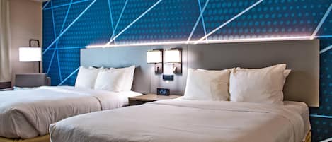 Bureau, rideaux occultants, fer et planche à repasser