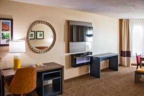 Desk, blackout curtains, iron/ironing board, free cots/infant beds - Comfort Inn & Suites Geneva - West Chicago (Geneva)