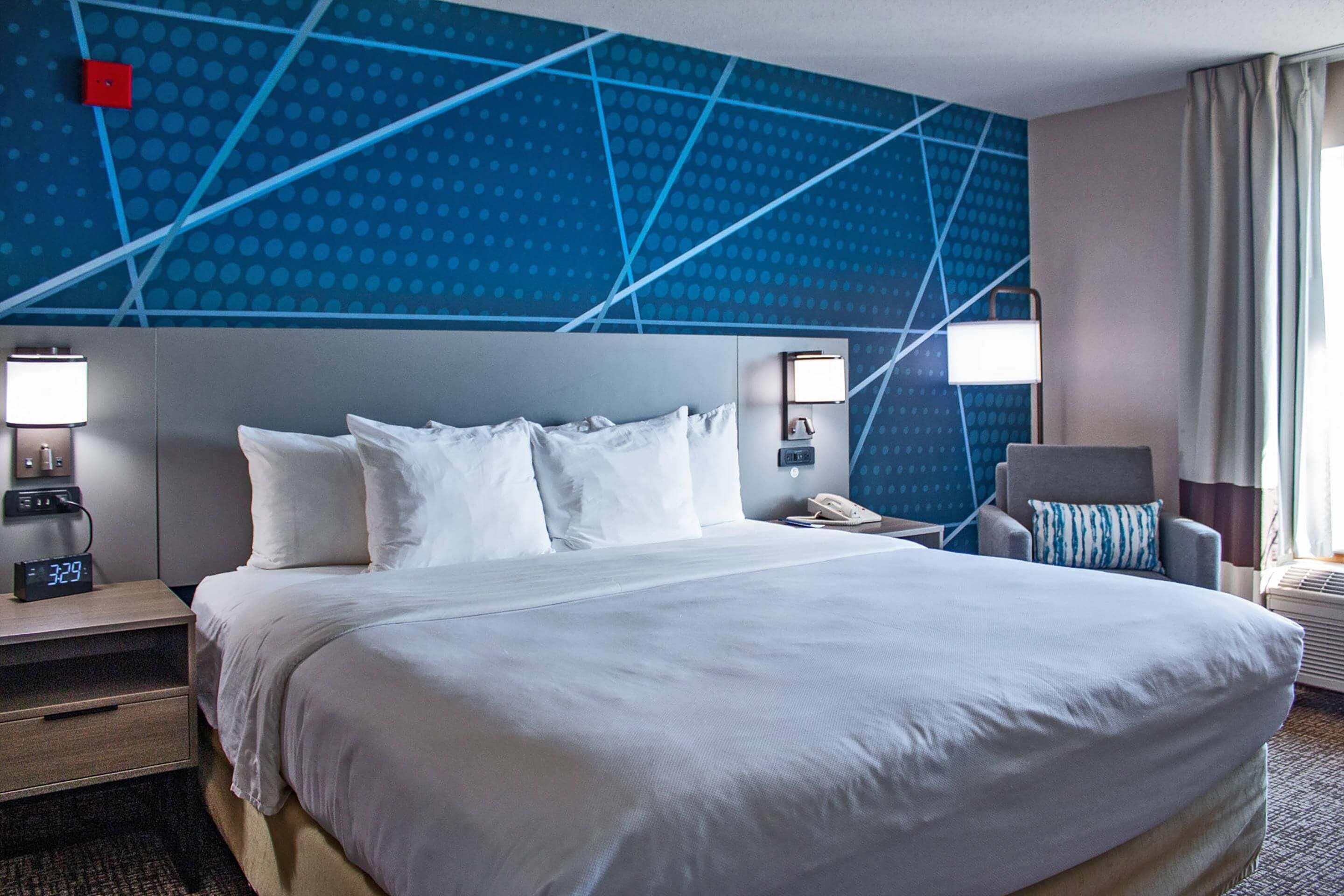 Skrivebord, blendingsgardiner og strykejern/-brett