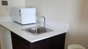 1 King Bed, Non Smoking, Jacuzzi Tub | Bathroom | Combined shower/bathtub, free toiletries, hair dryer, towels