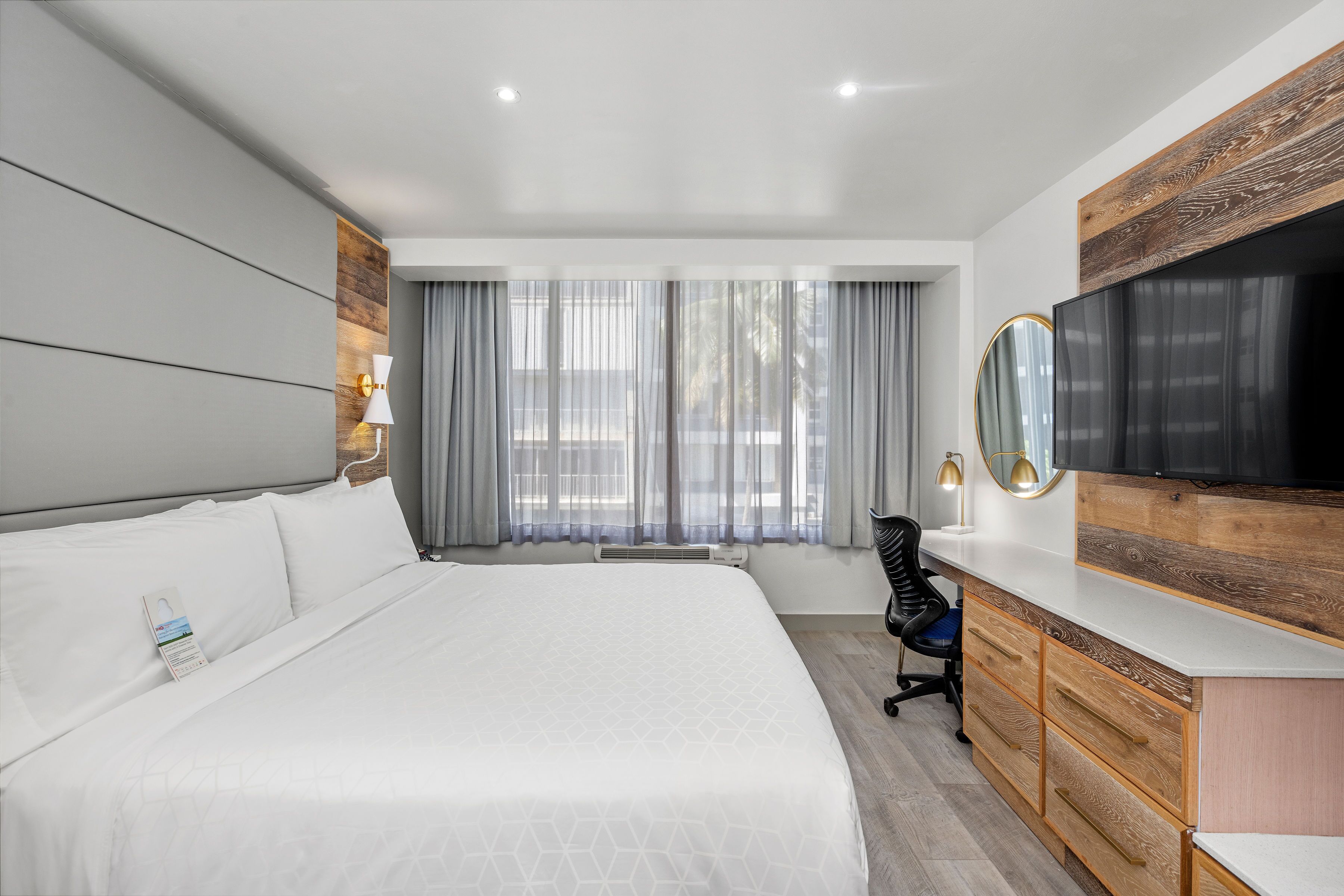 خزنة داخل الغرفة ومكتب وم ساحة عمل للكمبيوتر المحمول وستائر تعتيم