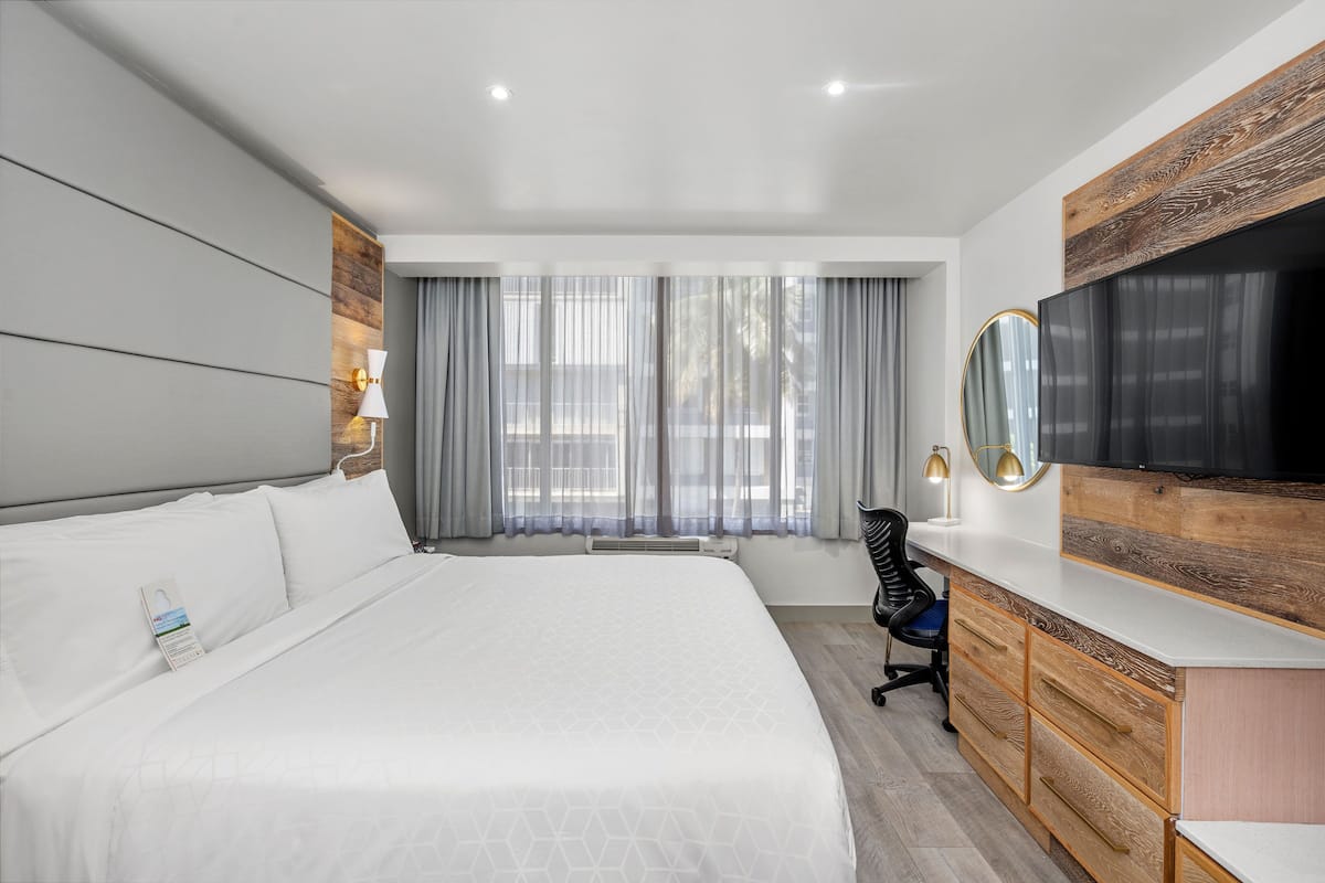 Chambre Standard, 1 trĂšs grand lit | Coffres-forts dans les chambres, bureau