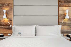 Standard Room, 1 King Bed | In-room safe, desk, laptop workspace, blackout drapes